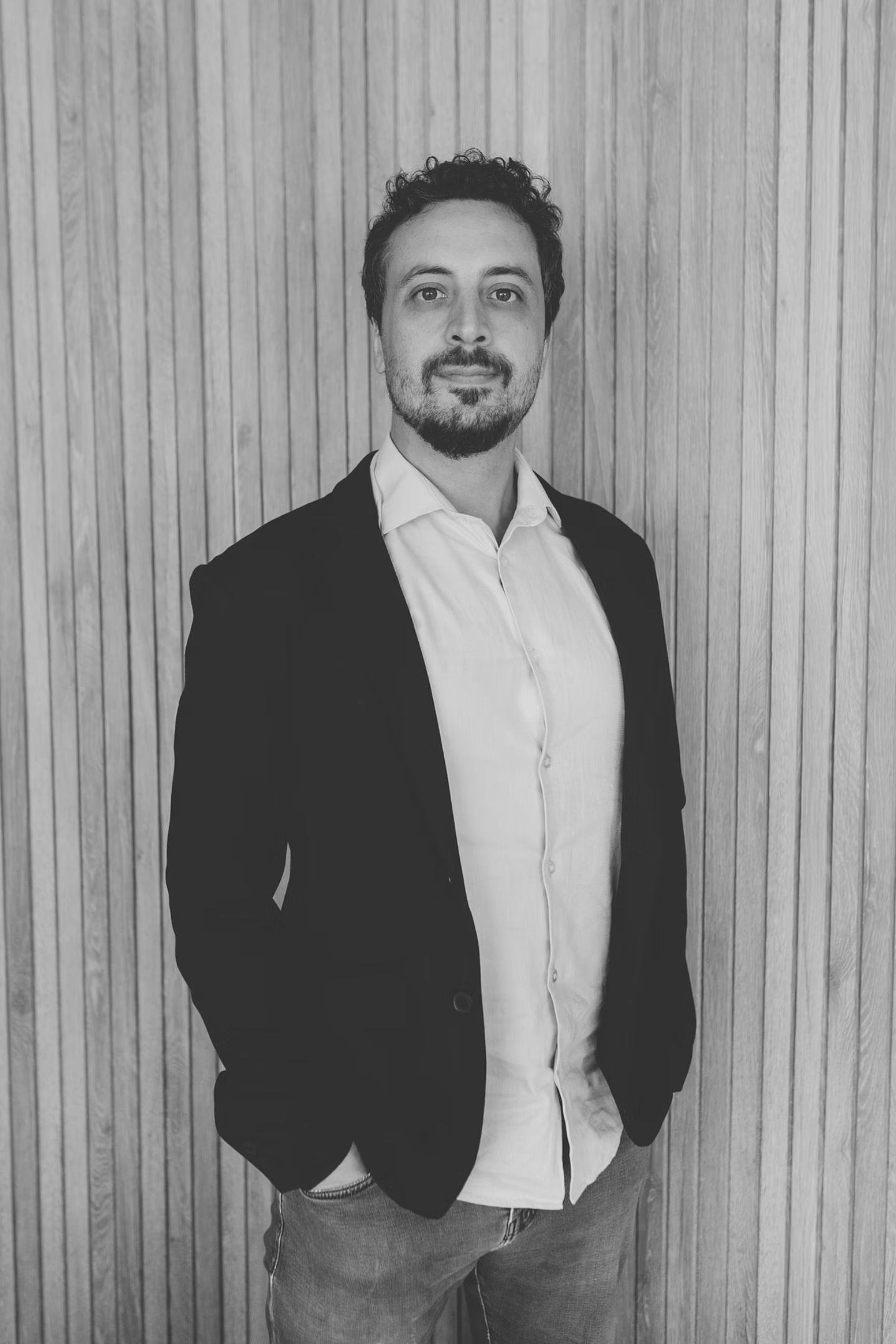 Retrato em preto e branco de Alexandre Furlan Braz, de corpo inteiro