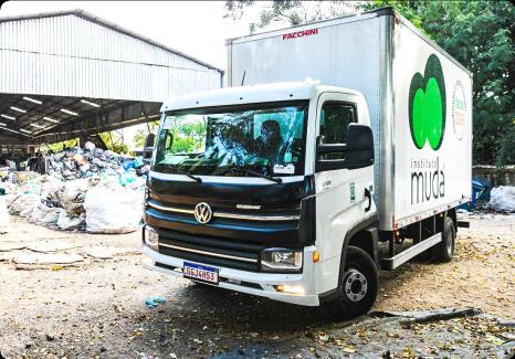 Frota de caminhões da operação alinhada no pátio, na fase de expansão